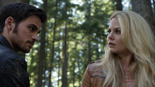 Fichier:4x06 Killian Jones Emma Swan inquiètude Ingrid Reine des Glaces monde parchemin.png