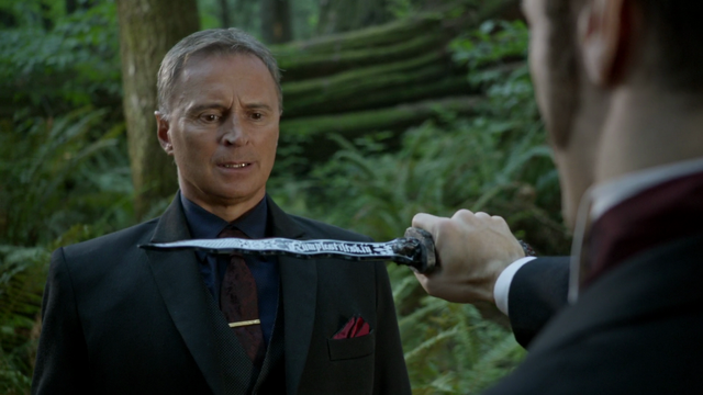 Fichier:6x04 contrôle dague du Ténébreux M. Gold Mr Hyde forêt de Storybrooke.png