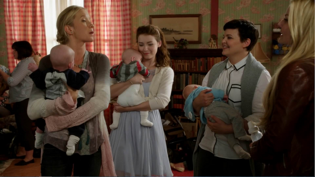 Fichier:4x07 Ashley Boyd Aurore Mary Margaret Blanchard Emma Swan Alexandra Philippe Jr Neal Nolan réunion jeunes mamans discussion travail conseils bébé citrouille.png