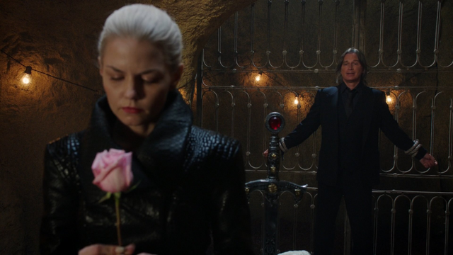 Fichier:5x04 Emma rose Gold attaché sous-sol.png