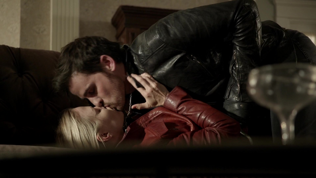 Fichier:6x01 Emma Swan Killian Jones maison Swan mains cou allongés baiser canapé.png