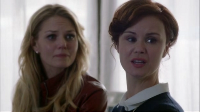 Fichier:1x22 Emma Swan pleurs Mère Supérieure hôpital de Storybrooke Malédiction Sort Noir Charme du Sommeil rompu brisé conseil fuite isolement Regina Mills.png