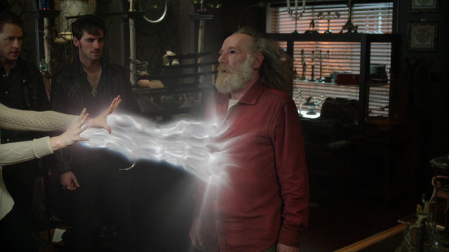 Fichier:4x22 Emma Swan David Nolan Killian Jones Apprenti Sorcier magie blanche ténèbres.png