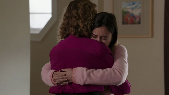 Fichier:D1x04 Drew Reeves Beth Dalton mère fils embrassade calin excuses réconfort pleurs.png