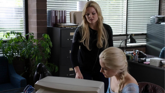 Fichier:4x07 Emma Swan Elsa Reine des Neiges poste de police recherche sort bougie livre Belle traduction neutralisation pouvoirs Reines des Glaces.png