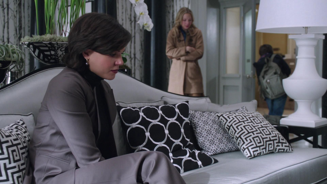Fichier:1x13 Henry Mills Regina Mills Kathryn Nolan canapé bureau du maire mairie de Storybrooke.png