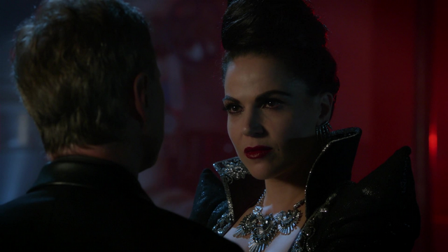 Fichier:6x09 Reine Regina Sérum M Gold dos méfiance.png