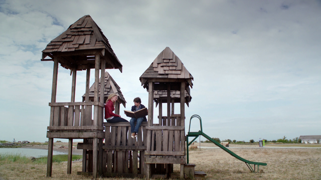 Fichier:1x03 Château de bois Henry Mills Emma Swan livre de contes toboggan vert.png