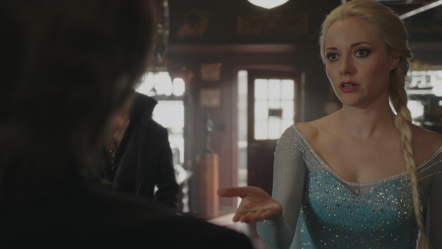Fichier:4x03 M. Gold Killian Jones Capitaine Crochet Elsa mèche de cheveux blancs Marianne.png