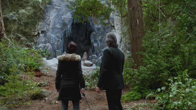 Fichier:4x06 Belle French M. Gold entrée grotte gelée forêt de Storybrooke.png