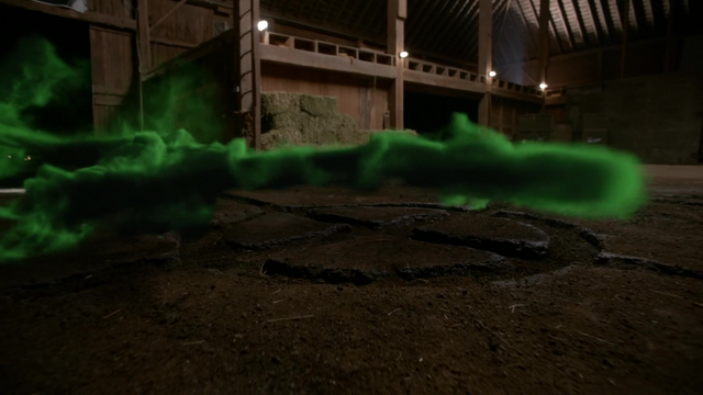Fichier:Zelena poussière verte sol hangar portail temporel 3x20.png