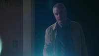 4x05 James Page lampe de poche retrouve Emma Swan jeune Lily Lilith Page père adoptif