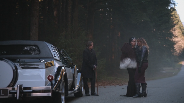 Fichier:4x12 voiture DEV IL M. Gold Cruella d'Enfer téléphone Ursula.png