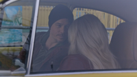 5x12 Neal Cassidy Emma Swan voiture jaune vitre portière