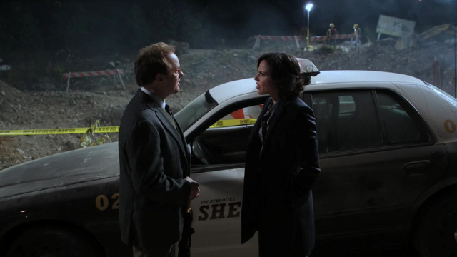 Fichier:1x05 Archibald Hopper Regina Mills discussion voiture shérif nuit.png