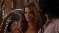 3x06 Ariel bal fourchette petit trident salade.png