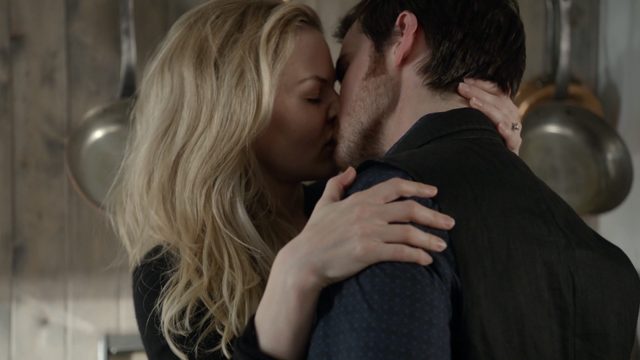 Fichier:6x18 Emma Swan Killian Jones baiser mains.png