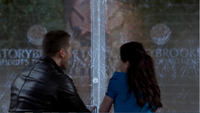 4x07 David Nolan Belle French poste de police porte gelée tentative entée.png
