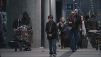 1x01 Henry Mills arrêt bus gare routière Boston passants
