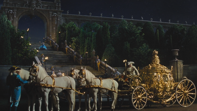 Fichier:Cendrillon (film) fuite minuit entrée château carosse mini.png