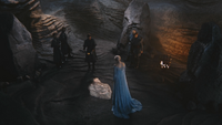 4x03 grotte caverne vallée du nord Hans frères Îles du Sud Kristoff Elsa Reine des Neiges urne magique liquide.png