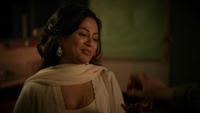 6x04 Shirin Jasmine Mary Margaret Blanchard main cadeau pomme tradition sourire soir.png