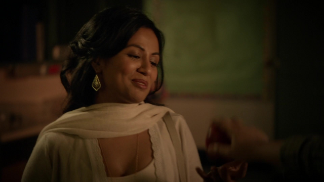 Fichier:6x04 Shirin Jasmine Mary Margaret Blanchard main cadeau pomme tradition sourire soir.png