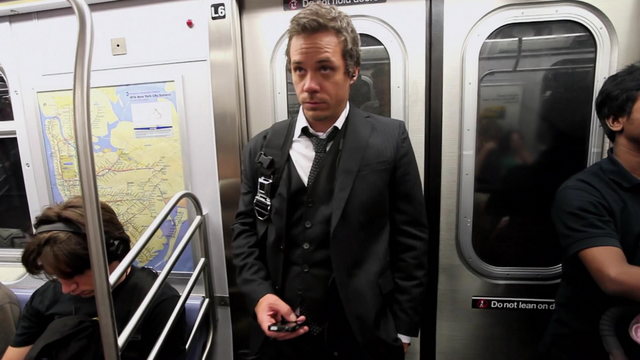 Fichier:2x01 Neal Cassidy Métro New York Baladeur.png