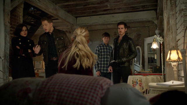 Fichier:6x10 Regina Mills David Nolan Emma Swan Mary Margaret Blanchard Henry Mills Killian Jones loft Blanchard discussion meurtre Méchante Reine.png