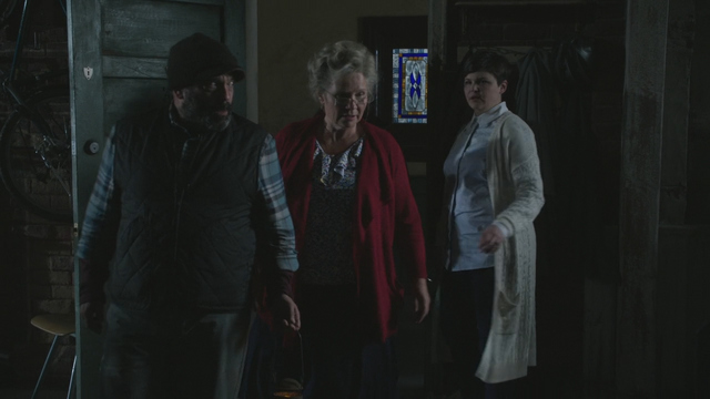 Fichier:4x02 Leroy Granny Joyeux Mary Margaret Blanchard appartement maire Storybrooke blackout.png