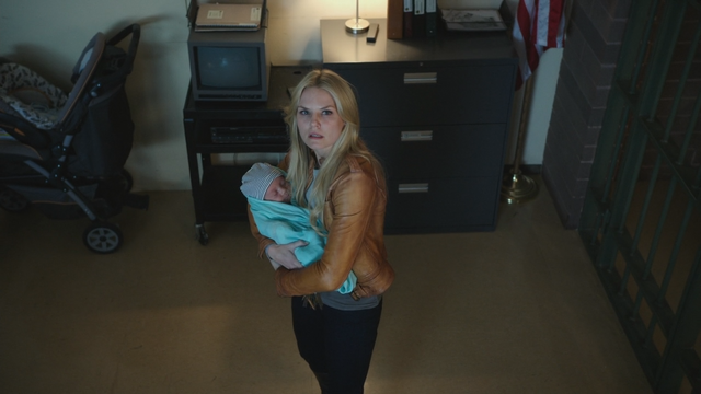 Fichier:4x09 Emma Swan Neal Nolan poste de police bureau du shérif Storybrooke chute Sortilège des Mille Éclats.png