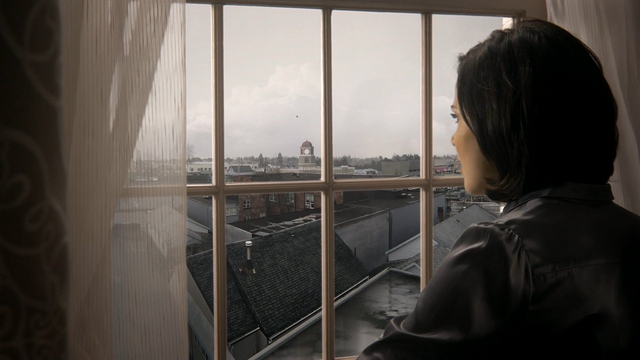 Fichier:2x17 Regina Mills fenêtre découverte Storybrooke.png