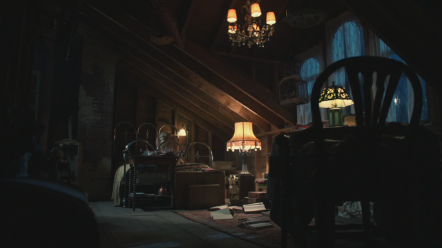 Fichier:4x18 maison manoir demeure de Madeline Cruella d'Enfer chambre grenier ennui solitude.png