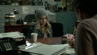 6x11 Emma Swan jeune enfant poste de police choix patronyme cygne chocolat chaud cannelle.png