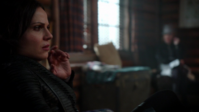 Fichier:4x15 Regina Mills Maléfique cabane M. Gold réveille.png