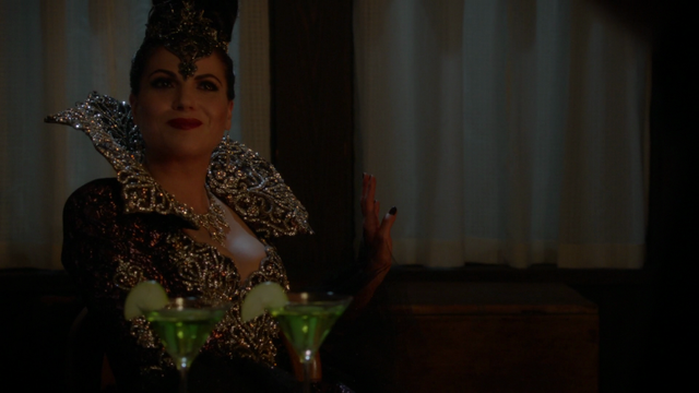 Fichier:6x01 Méchante Reine Regina dissociée sérum cocktail vert ferme de Zelena sourire.png