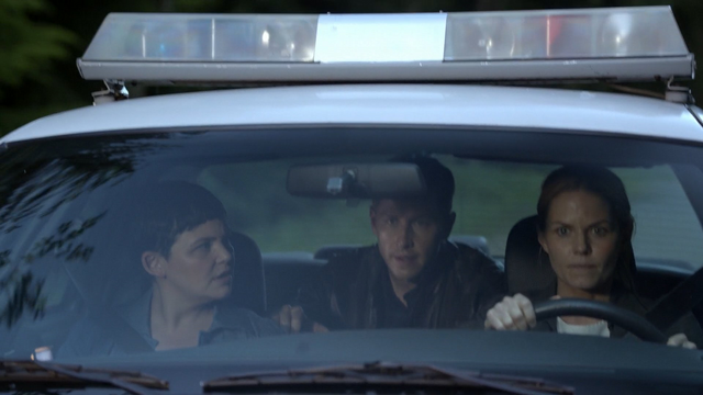 Fichier:6x02 Mary Margaret Blanchard David Nolan Emma Swan voiture de patrouille limites de Storybrooke fuite.png