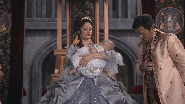Fichier:2x16 Princesse Cora bébé Reine Regina Roi Xavier inclination.png