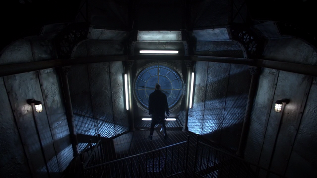 Fichier:6x16 Gideon tour de l'horloge nuit dos.png
