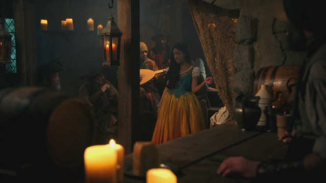 Fichier:4x15 Ursula jeune humaine chanson Fathoms Below Dans les Profondeurs de l'Océan bar taverne restaurant.png