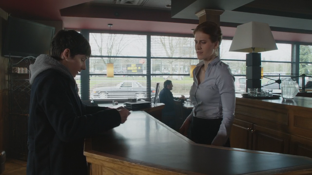 Fichier:4x21 Henry Mills femme restaurant accueil photos recherche famille.png