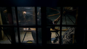 Shot 2x04 Gold spinnt.png