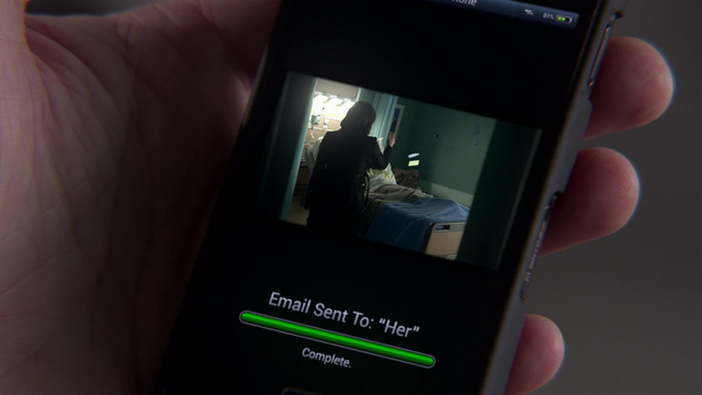 Fichier:2x14 téléphone Greg Mendell vidéo envoi Regina Mills magie.png