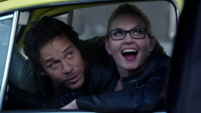 Fichier:2x06 Portland Tallahasse Emma Swan Neal Cassidy voiture jaune.png