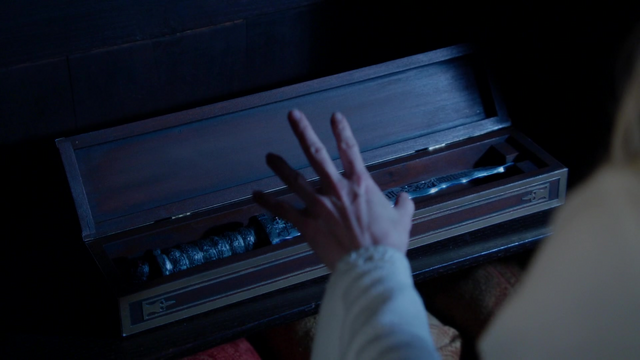Fichier:5x04 Dague du Ténébreux Emma Swan protection Regina Camelot.png