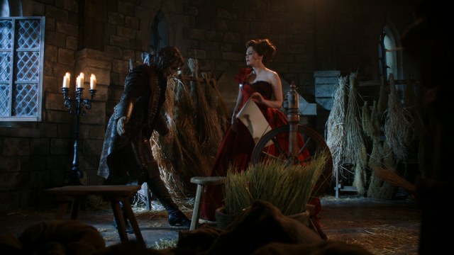 Fichier:2x16 Rumplestiltskin Cora contrat présentation rouet.png