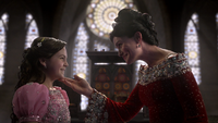 2x15 Blanche-Neige jeune enfant petite fille mère Reine Eva main joue menton caresse songe pensée douceur délicatesse tendresse cadeau présent d'anniversaire héritage familial.png