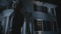 5x05 Emma Dark Swan Cygne Noir Ténébreux Ténébreuse Henry Mills fenêtre maison nuit.png