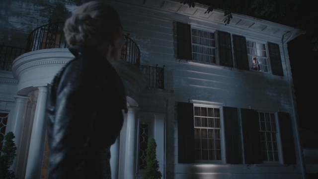Fichier:5x05 Emma Dark Swan Cygne Noir Ténébreux Ténébreuse Henry Mills fenêtre maison nuit.png