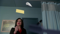 2x14 Regina Mills chambre Belle French hôpital de Storybrooke magie objets flottants.png